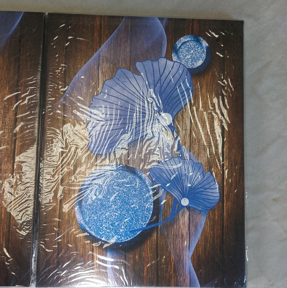 NIP Canvas Print Artwork Set x3, Blue Flowers on Barnboards, 12" x 16" - Picture 4 of 7